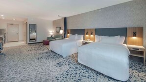 Studio, 2 queensize-senger, tilgjengelighetstilpasset, badekar (Mobility & Hearing) | Oppholdsområde | En 70-tommers LED-TV med Parabol-TV samt Netflix og strømmetjenester