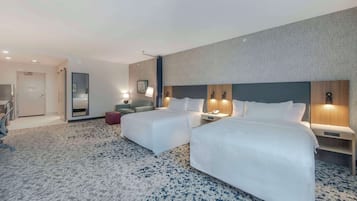 Studio, 2 Queen-Betten, barrierefrei, Badewanne (Mobility & Hearing) | Wohnbereich | Fernseher