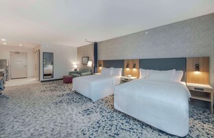 Estudio, 2 camas de matrimonio, accesible para personas con discapacidad (Mobility & Hearing) | Zona de estar | Televisión LED de 70 pulgadas con canales por satélite, Netflix