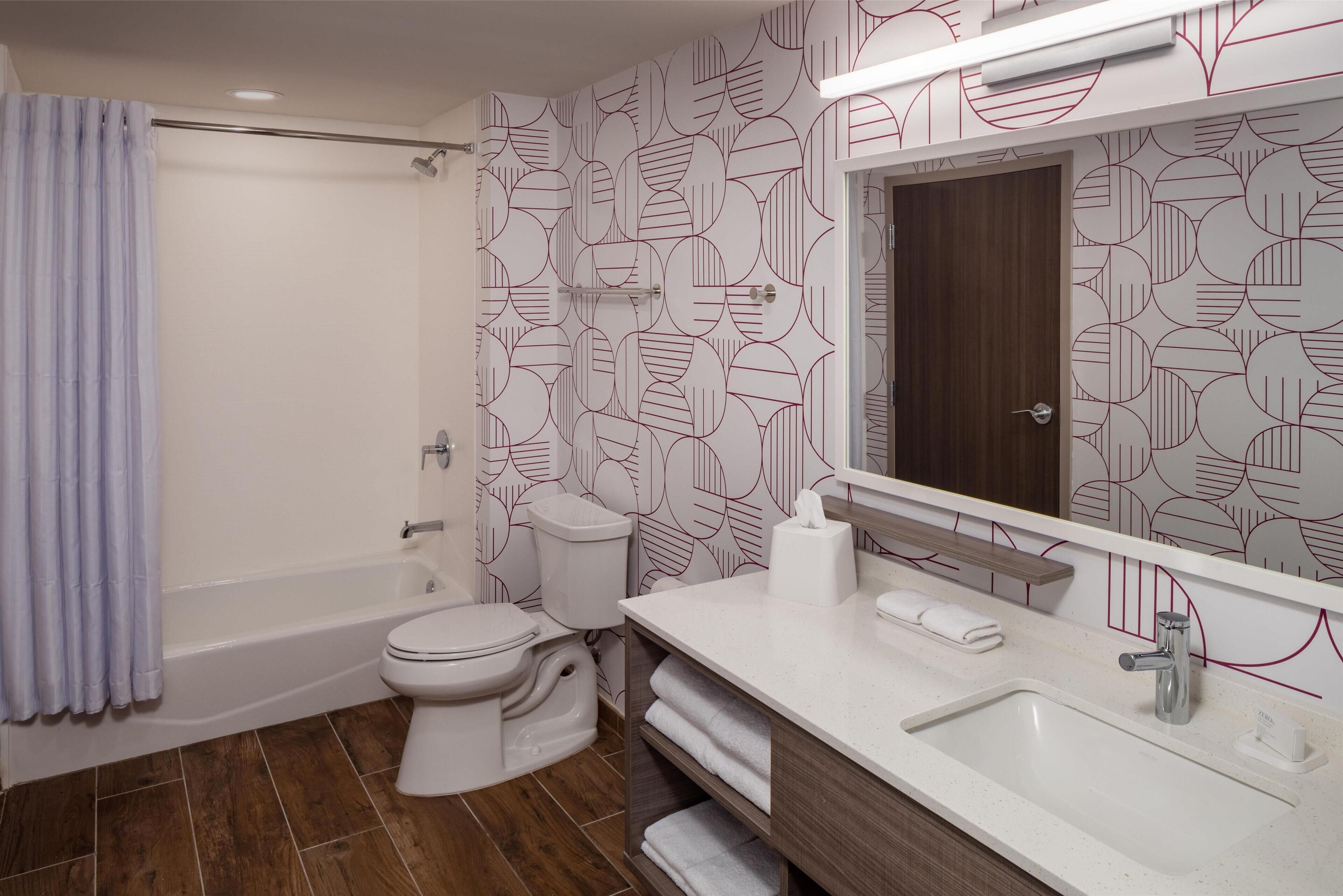 Un baño moderno con ducha, inodoro y lavabo.