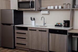 Großer Kühlschrank, Mikrowelle, Geschirrspüler