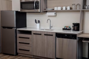 Full-sized fridge, microwave, dishwasher, cookware/dishes/utensils