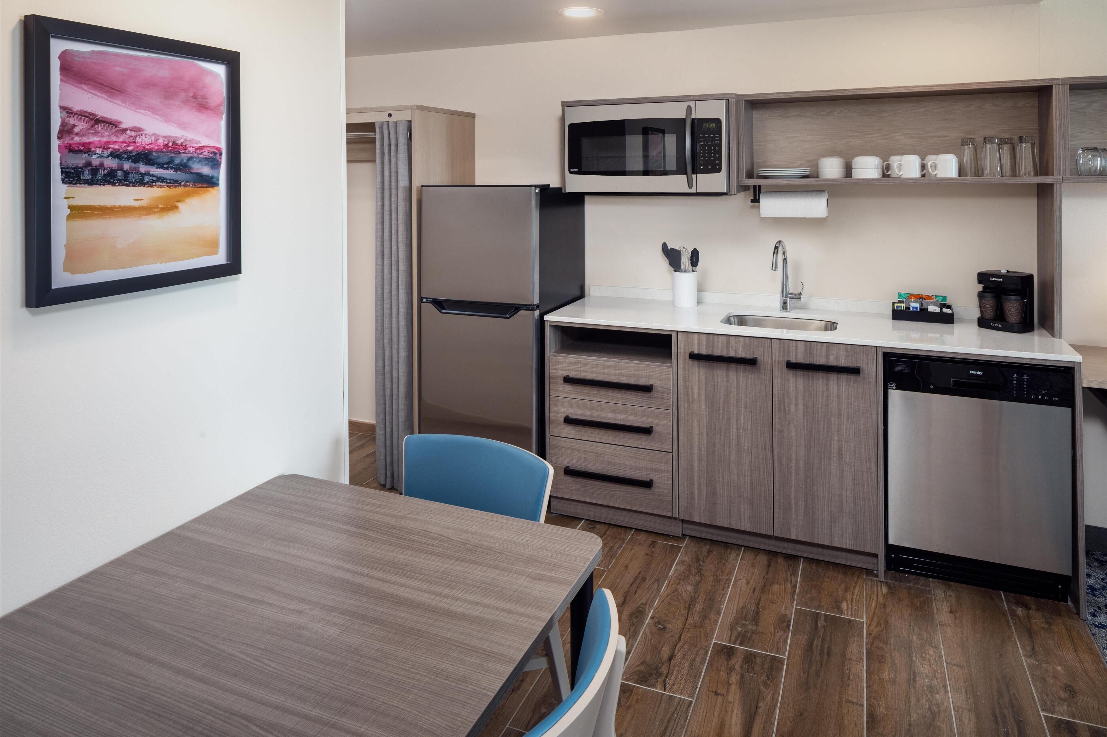 Full-size fridge, microwave, dishwasher, coffee/tea maker