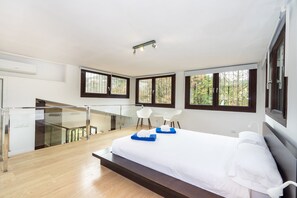 6 bedrooms, iron/ironing board, free WiFi, bed sheets