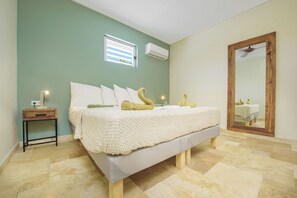 3 bedrooms, iron/ironing board, travel cot, free WiFi - Charming Villa Deluxe with private pool in wonderful Willemstad (Willemstad)