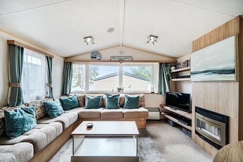 3 Bed-sleeps 8-pet Friendly-parking-sea View
