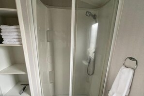 Cabin | Bathroom | Shower, free toiletries, hair dryer, towels - 3 Bed-sleeps 8-pet Friendly-parking-sea View (Exmouth)