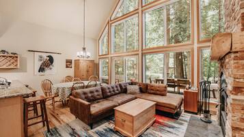 Cabin, 3 Bedrooms, Smoking, Patio | Living room