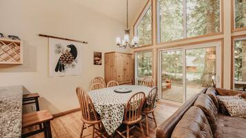 Cabin, 3 phòng ngủ, hút thuốc, sân hiên | Phòng ăn