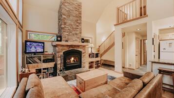 Cabin, 3 Bedrooms, Smoking, Patio | Living room