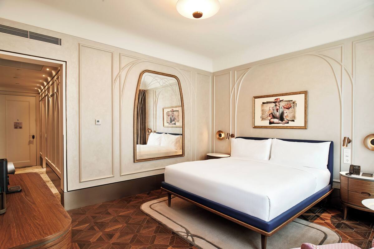 Deluxe Room, 1 King Bed | Premium bedding, minibar, soundproofing, iron/ironing board
