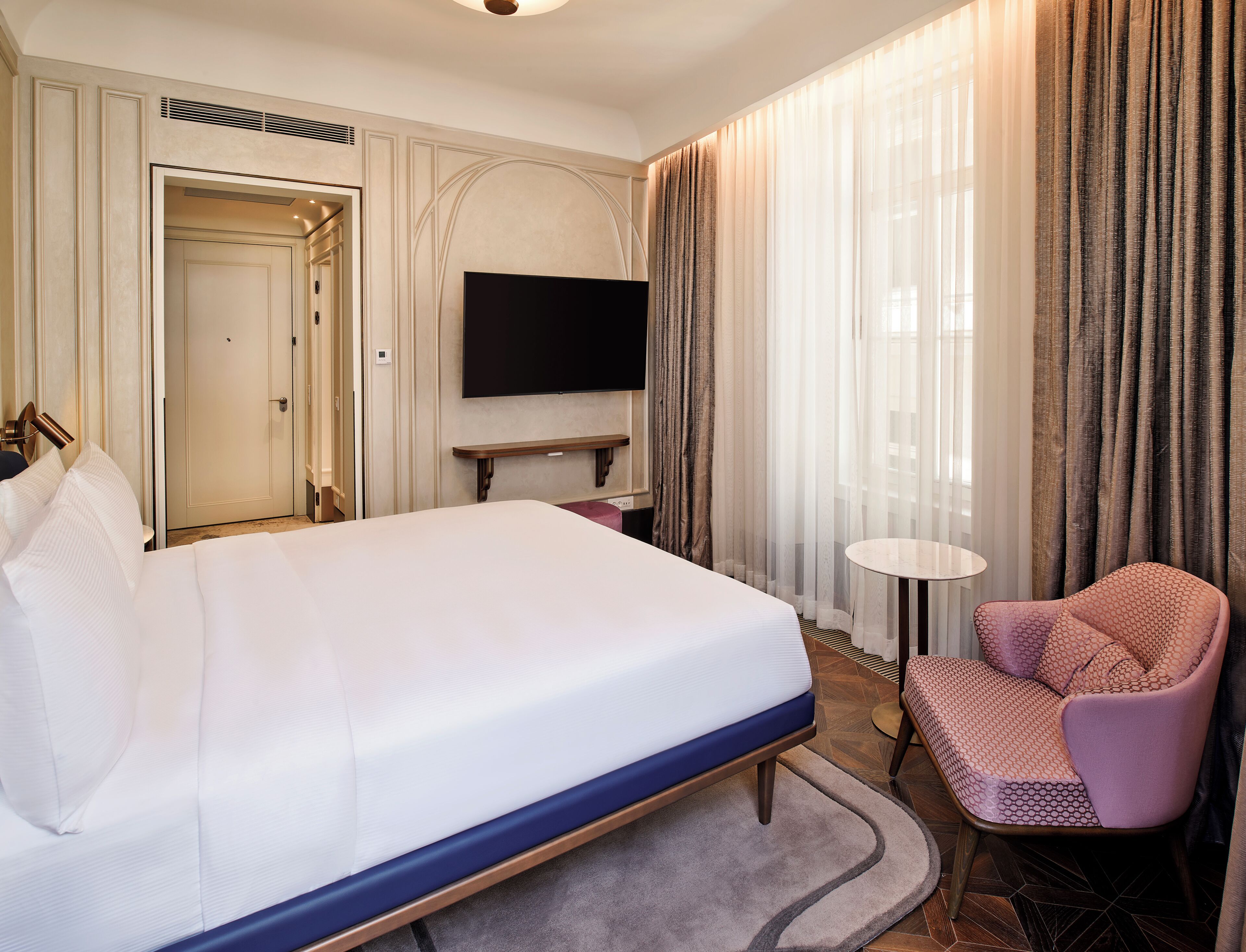 Quarto superior, 1 cama King, sacada | Roupas de cama premium, frigobar, quartos à prova de som
