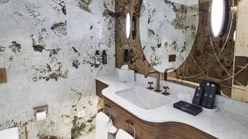 Kostenlose Toilettenartikel, Haartrockner, Bademäntel, Hausschuhe