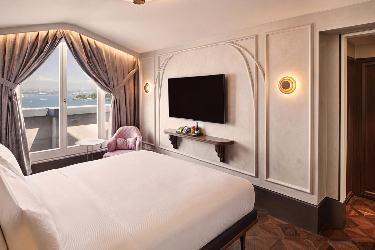 Signature Suite, 1 King Bed, Balcony | Premium bedding, minibar, soundproofing, iron/ironing board