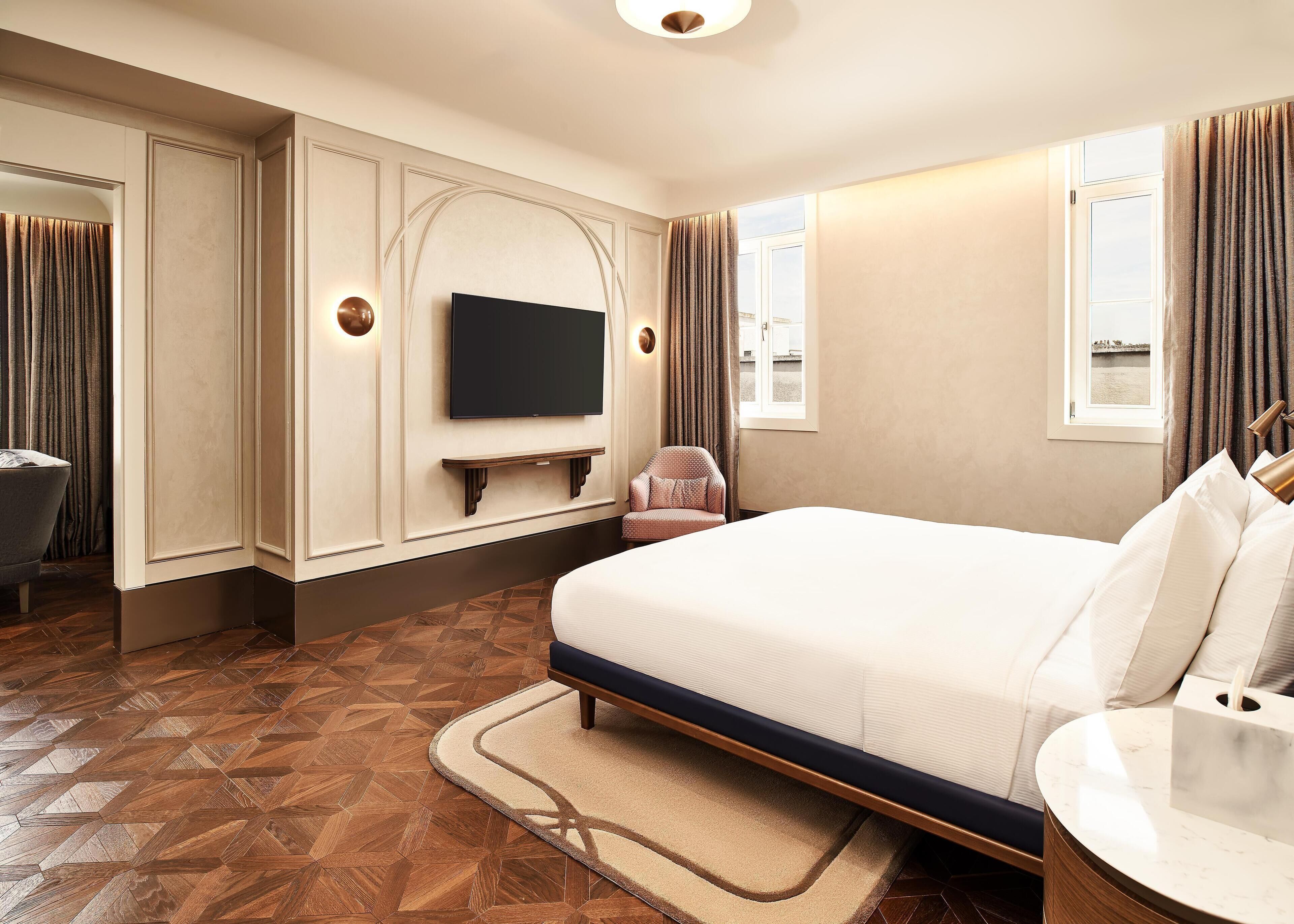 Room, 1 King Bed, Accessible | Premium bedding, minibar, soundproofing, iron/ironing board