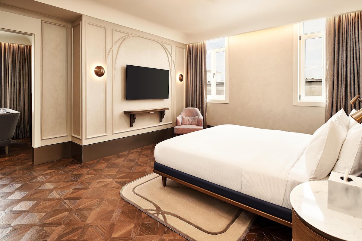 Room, 1 King Bed, Accessible | Premium bedding, minibar, soundproofing, iron/ironing board