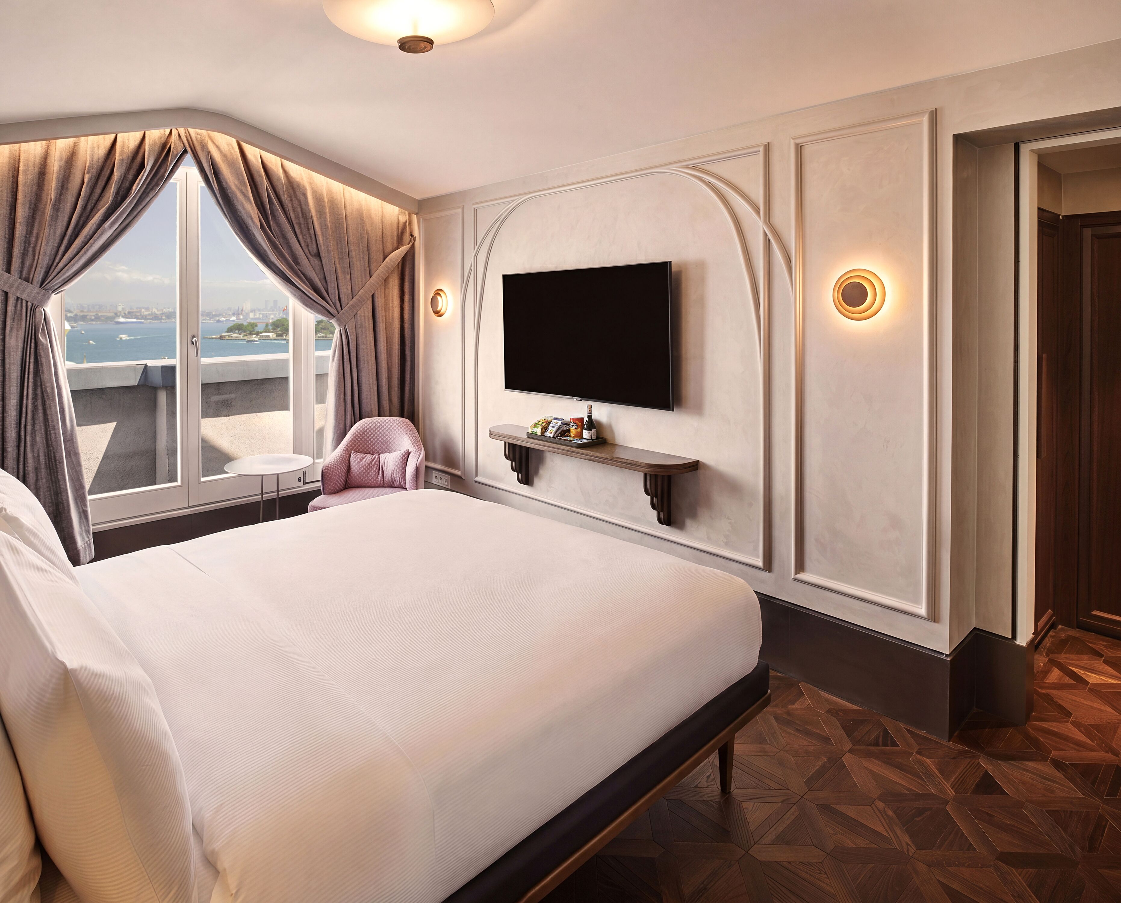 Suíte com design assinado, 1 cama King, sacada | Roupas de cama premium, frigobar, quartos à prova de som