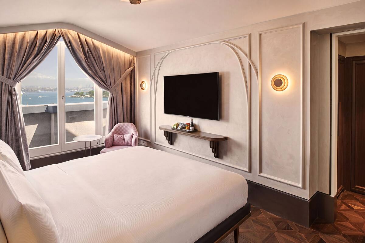 Signature Suite, 1 King Bed, Balcony | Premium bedding, minibar, soundproofing, iron/ironing board