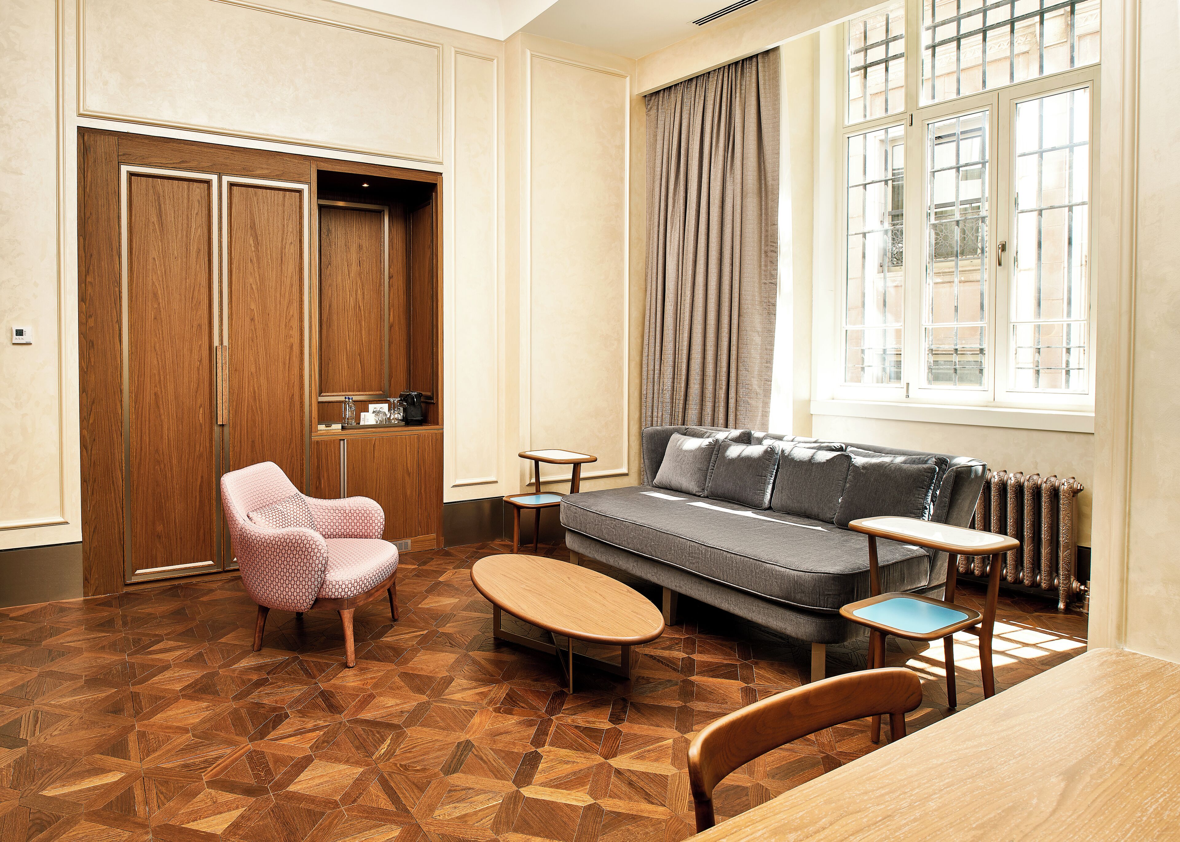 Suite, 1 King-Bett (Generali Han) | Wohnbereich | 55-Zoll-Fernseher mit Kabelempfang