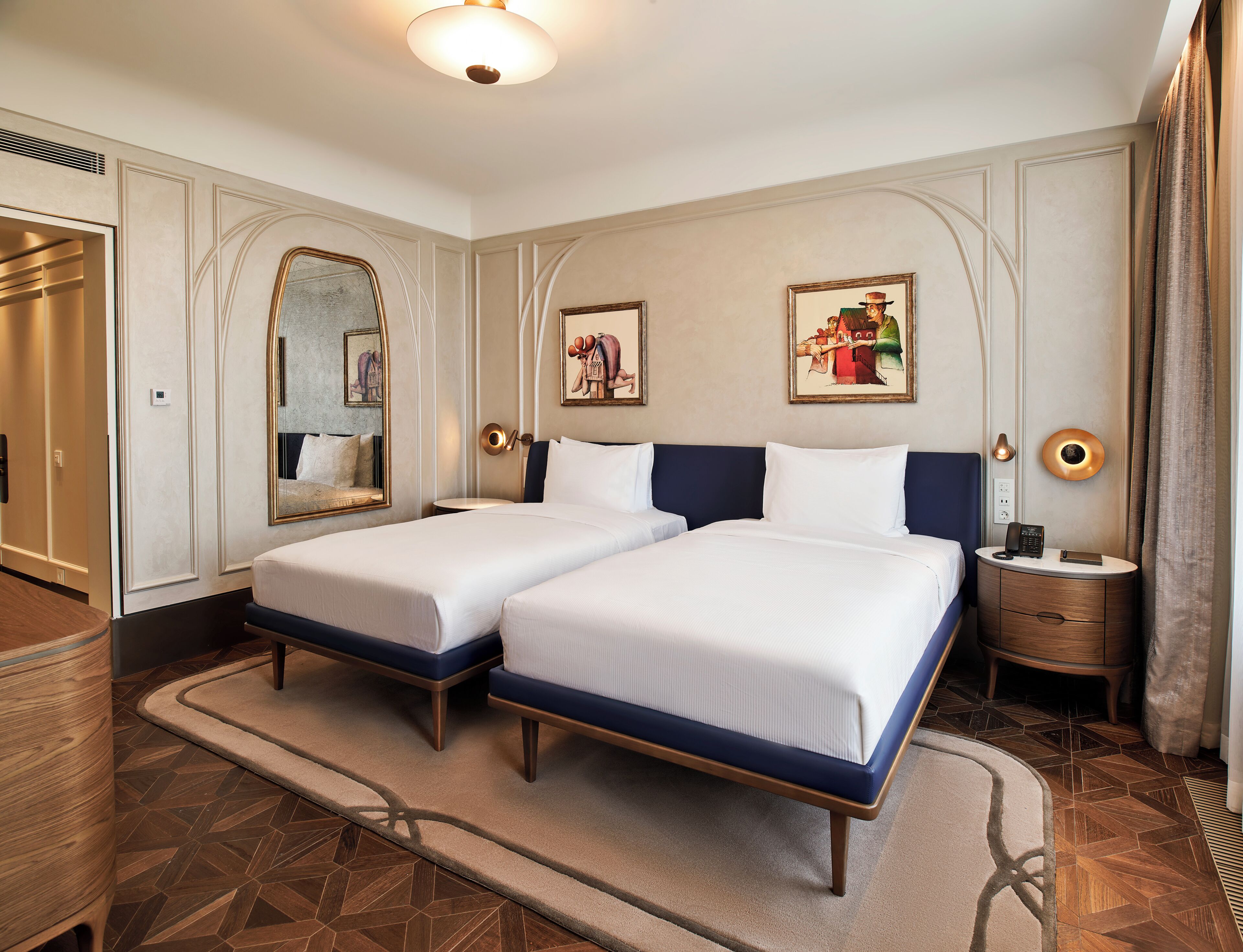 Roupas de cama premium, frigobar, quartos à prova de som