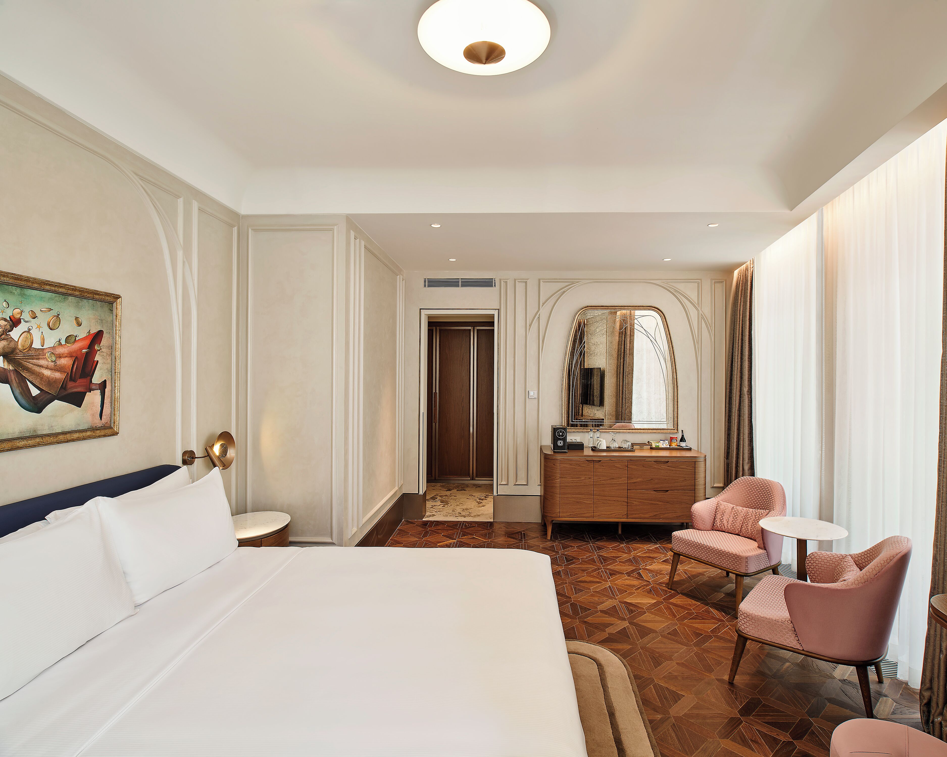 Roupas de cama premium, frigobar, quartos à prova de som