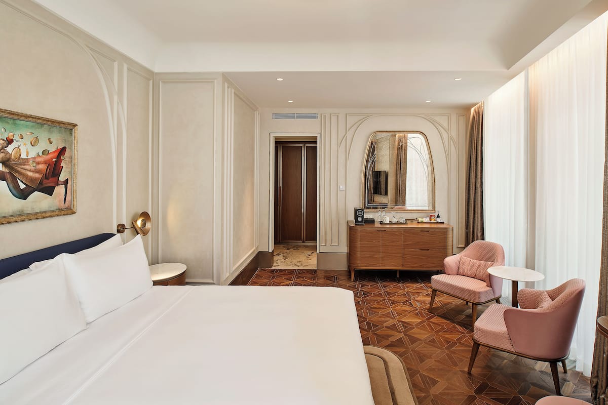 Ropa de cama de alta calidad, minibar y insonorización