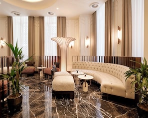 Lobby sitting area - Les Temps Istanbul Karakoy, Curio Collection By Hilton (Istanbul)