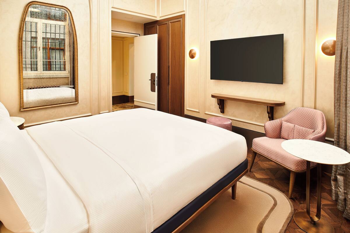 Suite, 1 King Bed (Generali Han) | Premium bedding, minibar, soundproofing, iron/ironing board