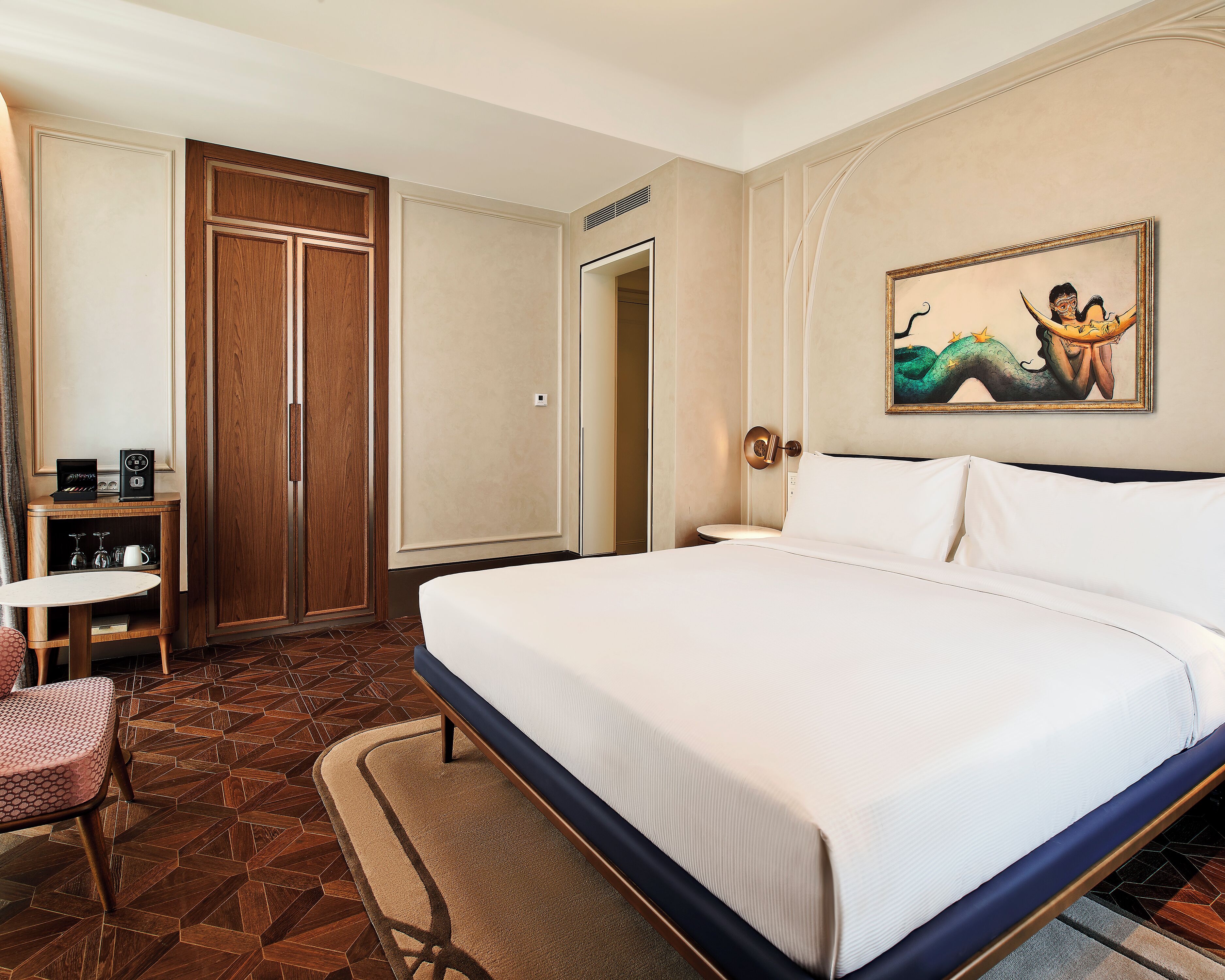Roupas de cama premium, frigobar, quartos à prova de som