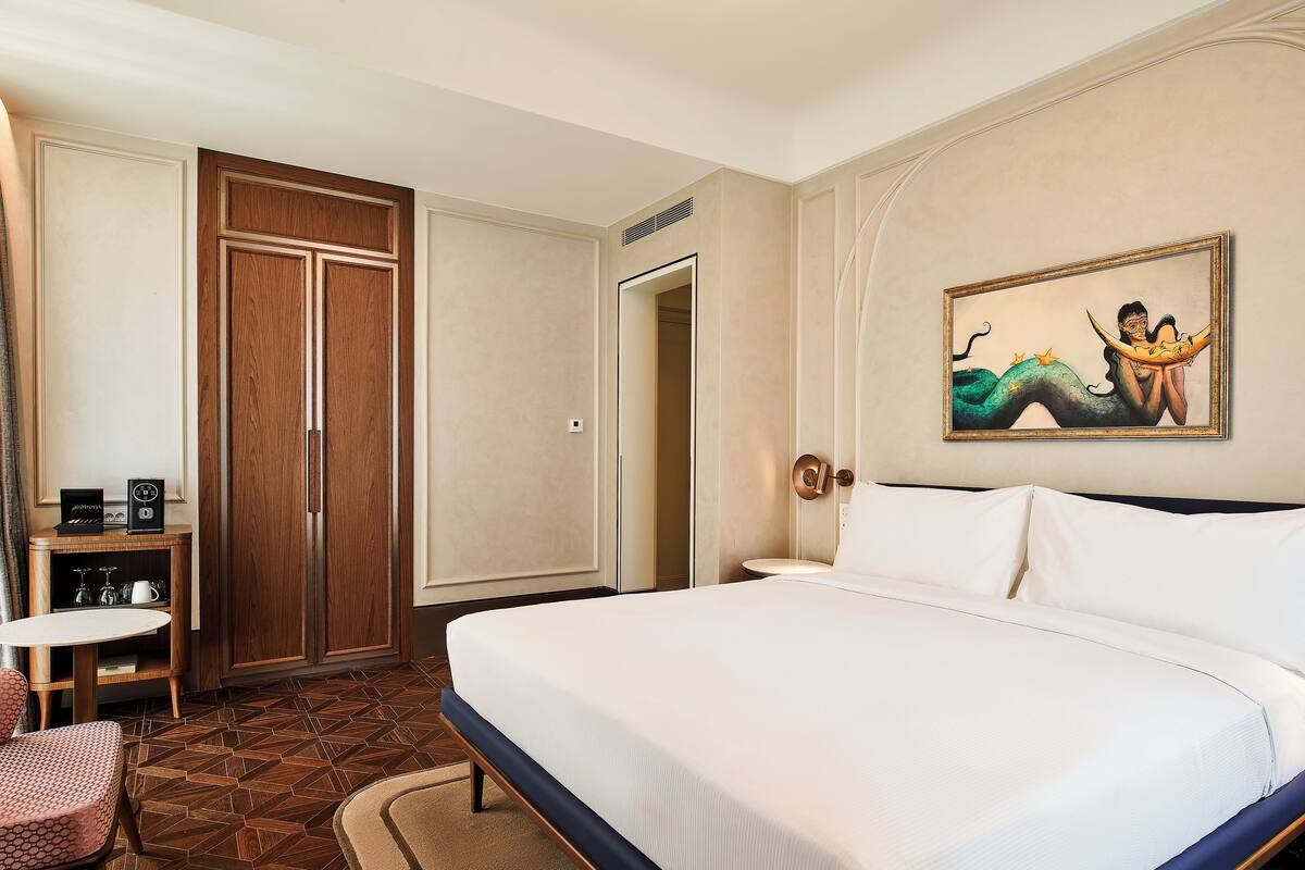 Premium bedding, minibar, soundproofing, iron/ironing board