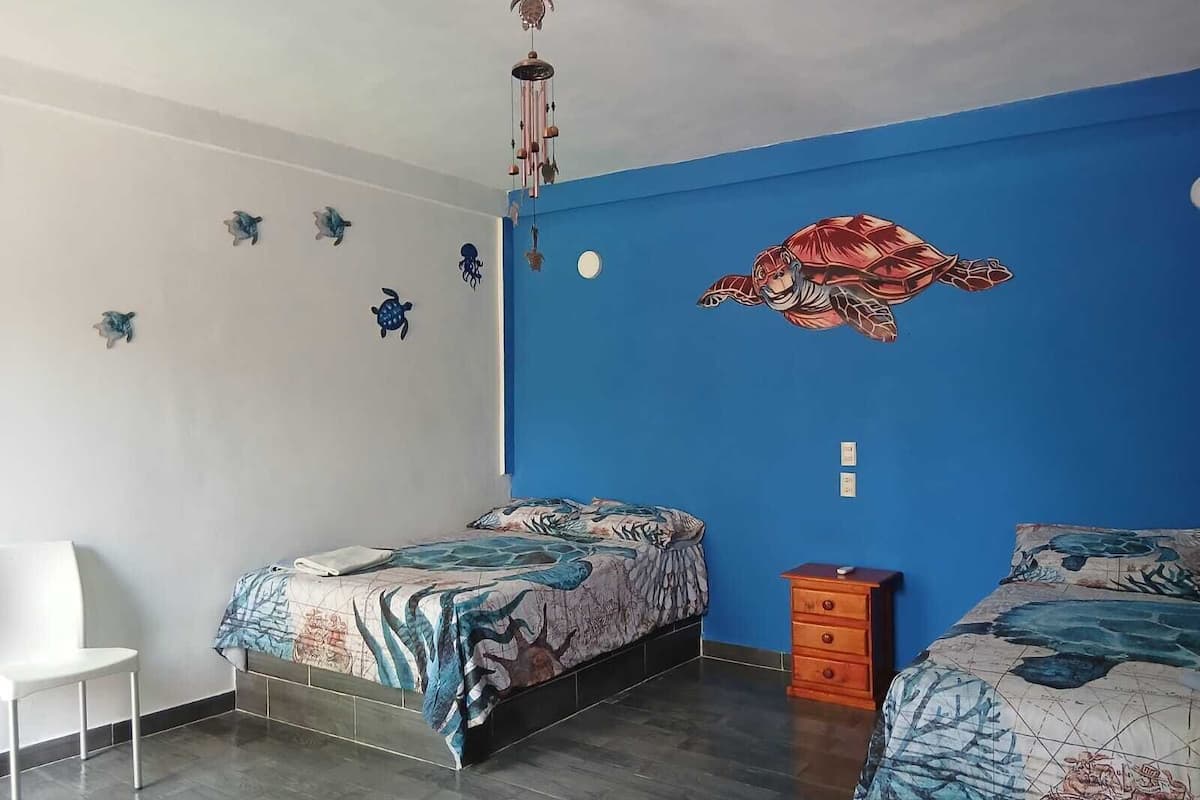 Eenvoudige tweepersoonskamer, terras, uitzicht op de binnenplaats | Gratis wifi