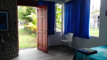 Quarto casal básico, varanda | Wi-Fi de cortesia