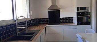 The very spacious Villa des Mûriers in a quiet hillside setting