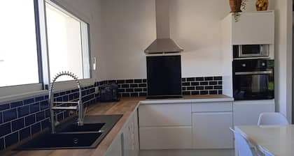 The very spacious Villa des Mûriers in a quiet hillside setting