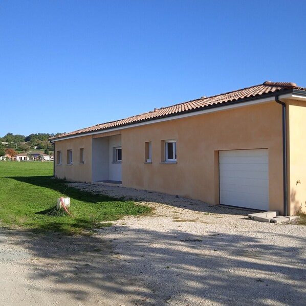 Exterior - The very spacious Villa des Mûriers in a quiet hillside setting (Malause)