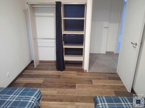 4 bedrooms, bed sheets
