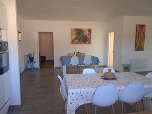 Dining - The very spacious Villa des Mûriers in a quiet hillside setting (Malause)