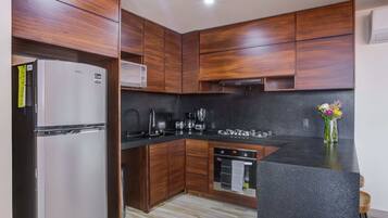 Een koelkast, een microgolfoven, een oven