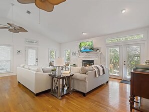 Casa, varias camas (Beachwood Bliss) | Zona de estar