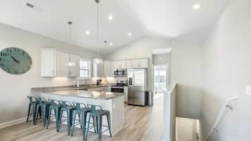 Een koelkast, een magnetron, een oven, een kookplaat