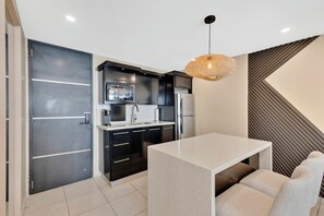 Kühlschrank, Mikrowelle, Wasserkocher mit Kaffee-/Teezubehör, Mixer