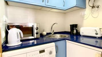 Apartment, 1 Bedroom, Terrace | Private kitchen