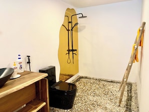 Een douche, een haardroger, een bidet, handdoeken
