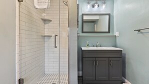 Comfort Room, 1 Queen Bed, Non Smoking | Bathroom | Free toiletries, soap, shampoo, toilet paper - The Inn at Ocean Grove (Ocean Grove)