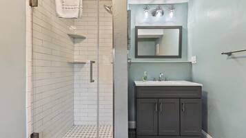 Kamar Comfort, 1 Tempat Tidur Queen, Bebas Asap Rokok | Kamar mandi | Perlengkapan mandi gratis, sabun, sampo, dan tisu toilet