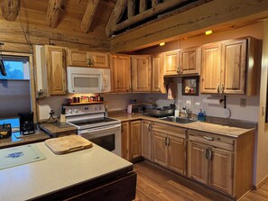 Fridge, microwave, oven, stovetop - Apache Mesa Log Cabin Home Near Chama (Los Ojos)