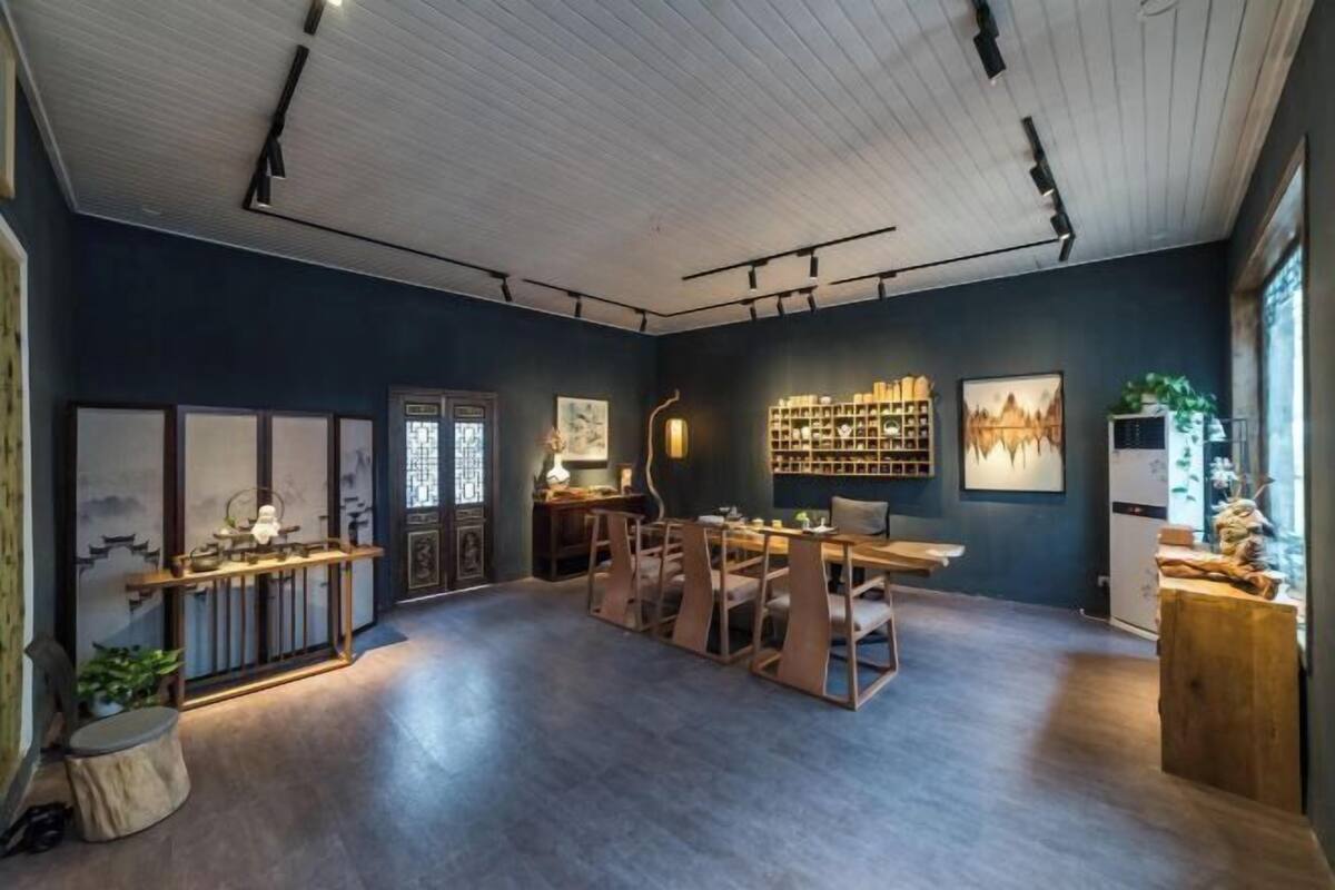 A modern interior with a dining area, bookshelves, and a traditional Japanese screen.
