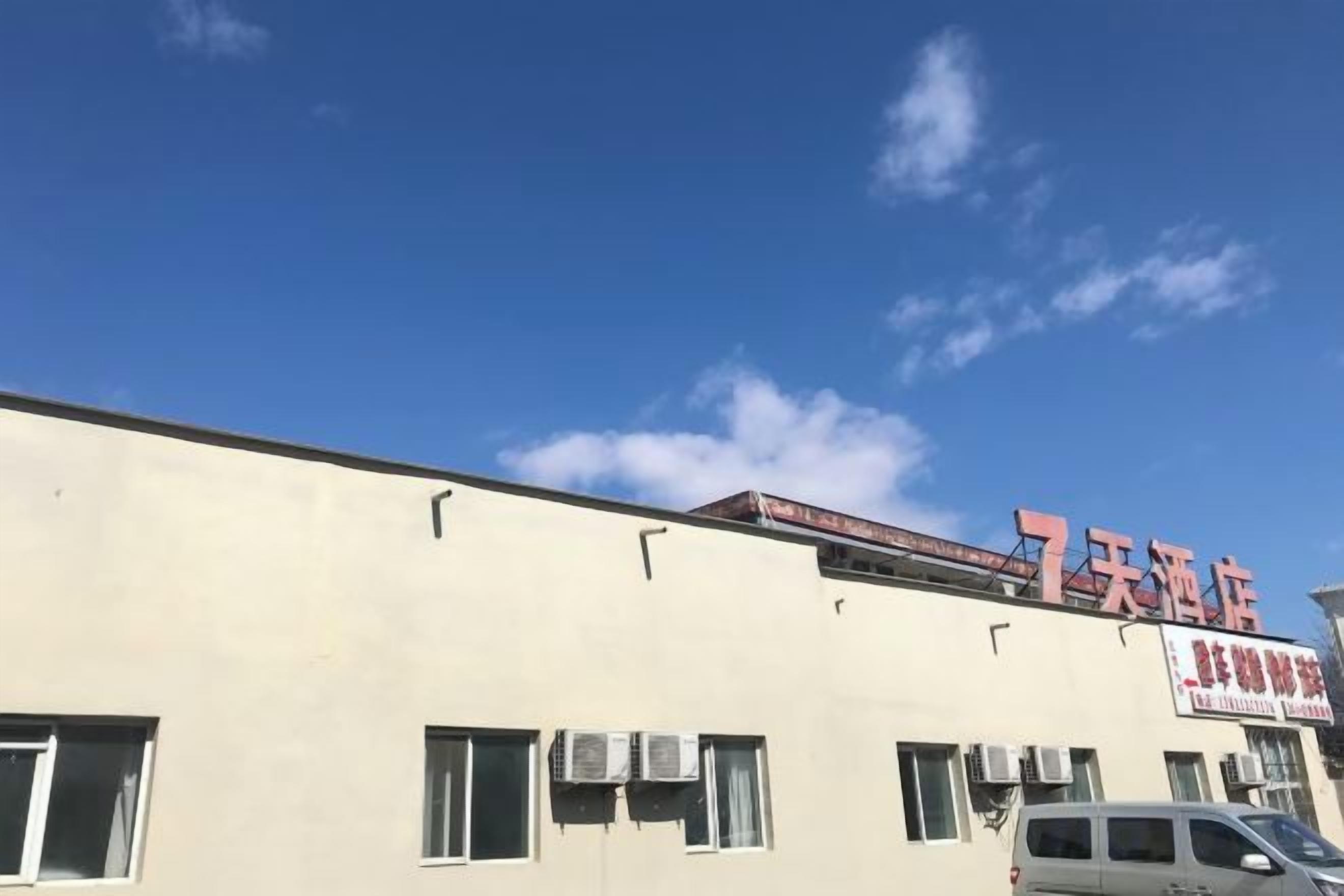 A building with a sign indicating it is a hotel.