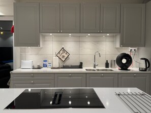 Mikrobølgeovn, ovn, kokeplater og oppvaskmaskin