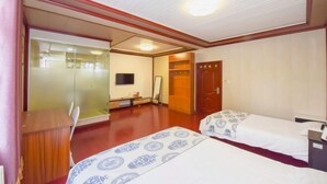 A hotel room with two beds, a desk, a chair, a television, and a mirror. - Shijiazhuang Junting Express Hotel (Shijiazhuang)